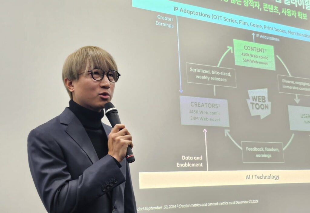 Kim Shin-bae apresentando o projeto de expansão da LINE Manga