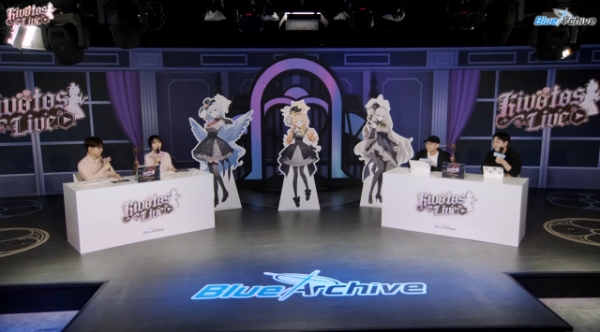Imagem da live de 3,5 anos de Blue Archive realizada em 11 de abril. Da esquerda para a direita: os MCs Park Dong-min e Kim Joo-hee, o diretor geral Kim Yong-ha da Nexon Games e o diretor Ahn Kyung-seop.